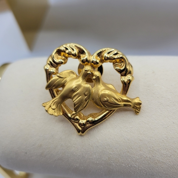Doves Heart Pin • Goldtone • Retro • New Condition - Picture 2 of 4